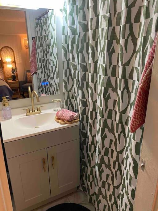 Seashore Waikiki Studio 1 Block From A Beach No Resort Fees โฮโนลูลู ภายนอก รูปภาพ